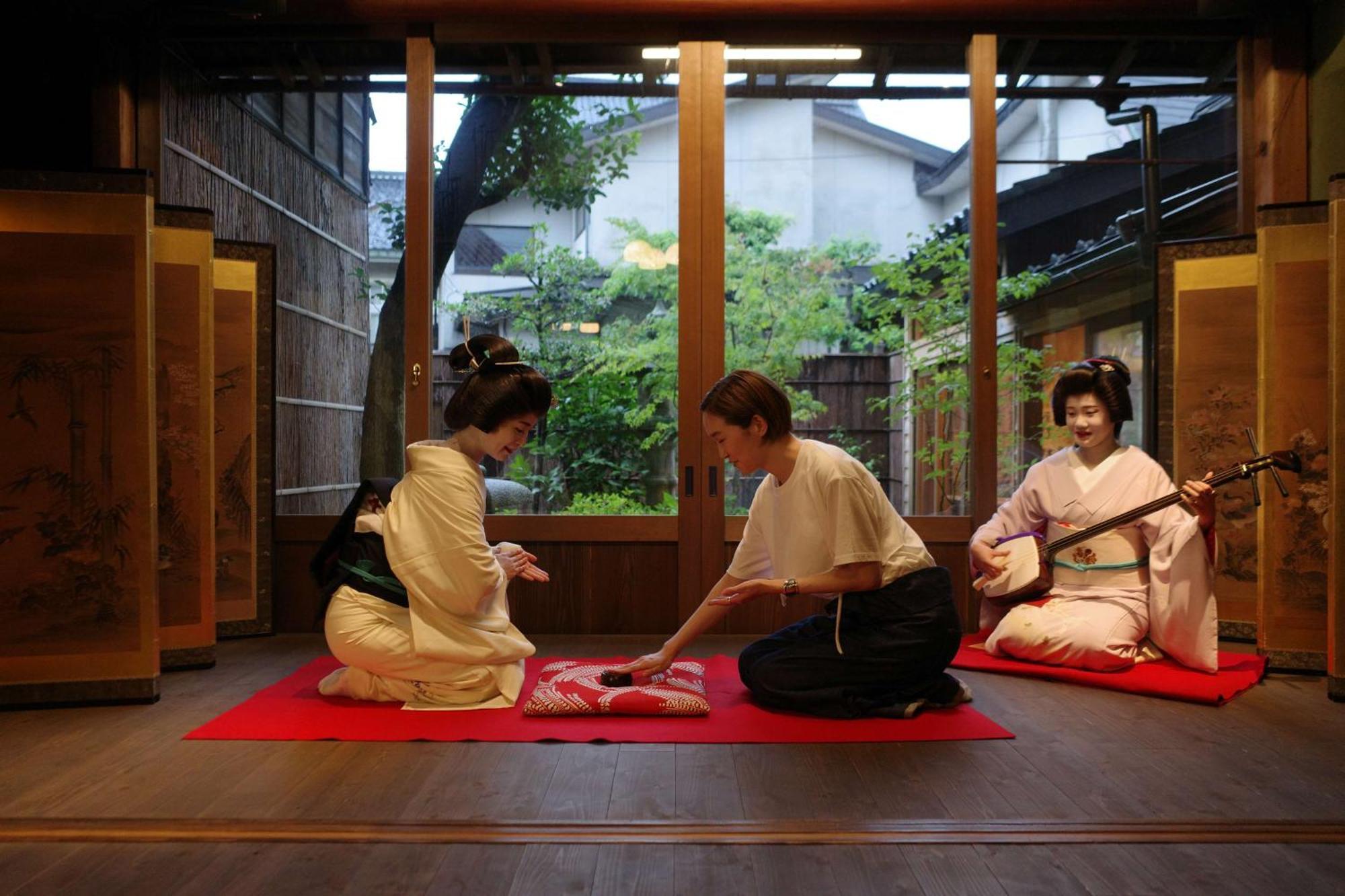 Hyatt Centric Канадзава Екстер'єр фото A scene from a traditional Japanese shamisen performance